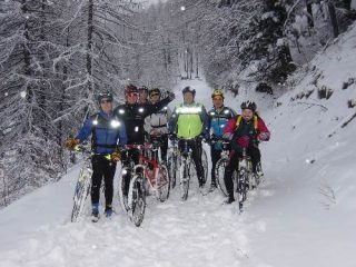 Foto di gruppo lungo il percorso. Altre foto su http://www.evs-mtb.com/