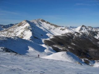 Il Tre Potenze da Diaccio al Bosco. A destra i Denti della Vecchia