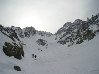 Al centro il colletto e alla sua dx la cima.