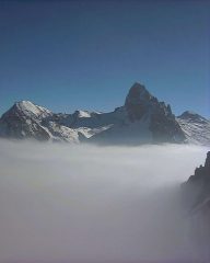 Rocca la Meja emerge dalle nebbie