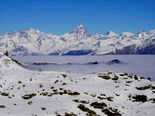 Il cervino emerge dal mare di nubi.......
