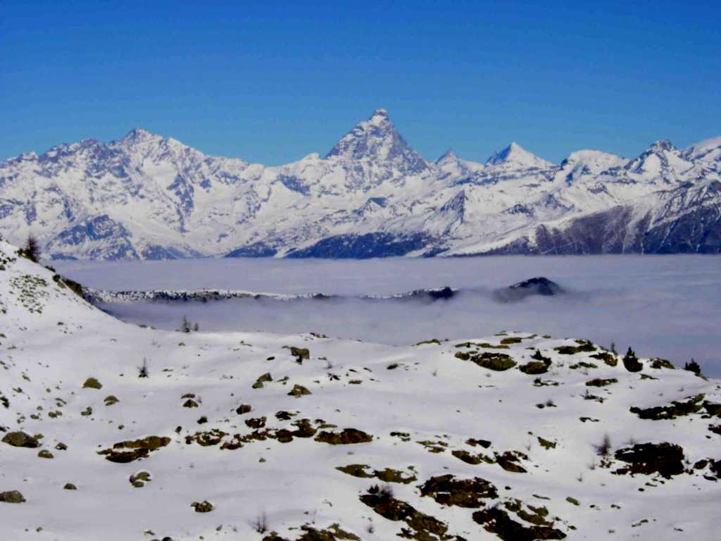 Il cervino emerge dal mare di nubi.......