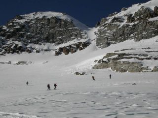 Al centro, canale di accesso alla cresta