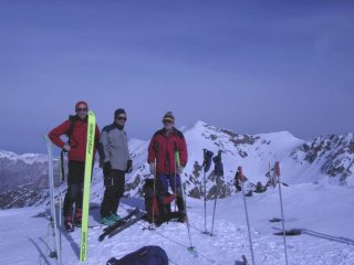 foto in punta. Alle spalle è visibile il monte le Steliere