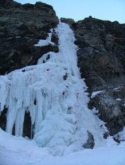 I primi due tiri visti dalla base. Si vede un alpinista appena giunto in sosta