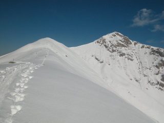 Il tratto finale della salita. A destra, la Cima d'Orel