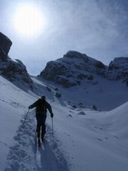 Roberto Guglielmetti sul lungo traverso prima del colletto del Cros, visibile sullo sfondo.