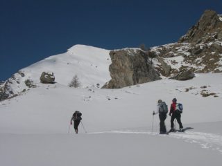 l'arrivo al colletto dove si attraversa nel vallone, sullo sfondo la vetta