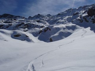 Un angolo di polvere fra i sassi, sul fondo il Colle della Barma