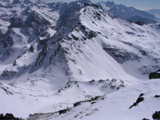 Dalla punta il vallone finale, il Colle di Nana e la Becca di Nana