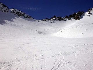 Il primo tratto di discesa sotto il colle.