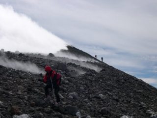 scendendo dal cratere tra sbuffi di fumo
