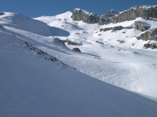 oltre l'agriturismo La Meja, il pendio che adduce al Monte Giordano(fuori campo a sin)