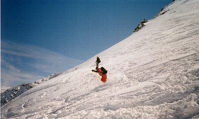 La classe di Andrea in discesa in una neve crostosa e non facile