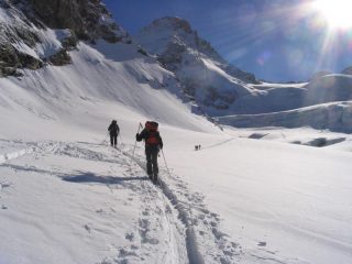 la salita verso la spalla (sulla sinistra la dent d'herens)