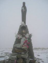 tra la nebbia eccoci davanti la madonnina mt.1970