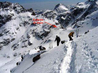 Sulla crestina all'attacco del canalino dove abbiamo lasciato gli sci
