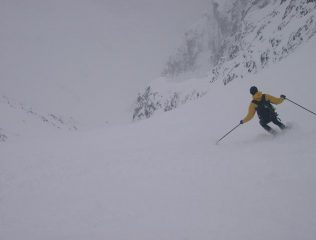In discesa, peccato per la visibilità...