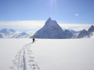verso la Tète de Valpelline con il Cervino in primo piano..