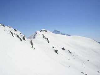 punta d'Alp e dietro il Re di Pietra visti salendo al Caramantran