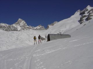 bivacco fiorio con a dx il m. dolent