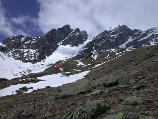 Parte alta del Vallone di Sea con vista sulla Punta Francesetti e le Cime Monfret. Il Bivacco si trova vicino allo sbocco del Canalone, circa al centro della foto.