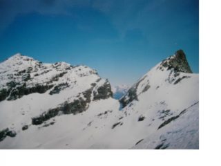 La Becca di Tos a sx e la  Punta Tzabouc salendo alla Feluma