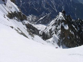 l'uscita del canale dal ghiacciaio sospeso sotto la cima