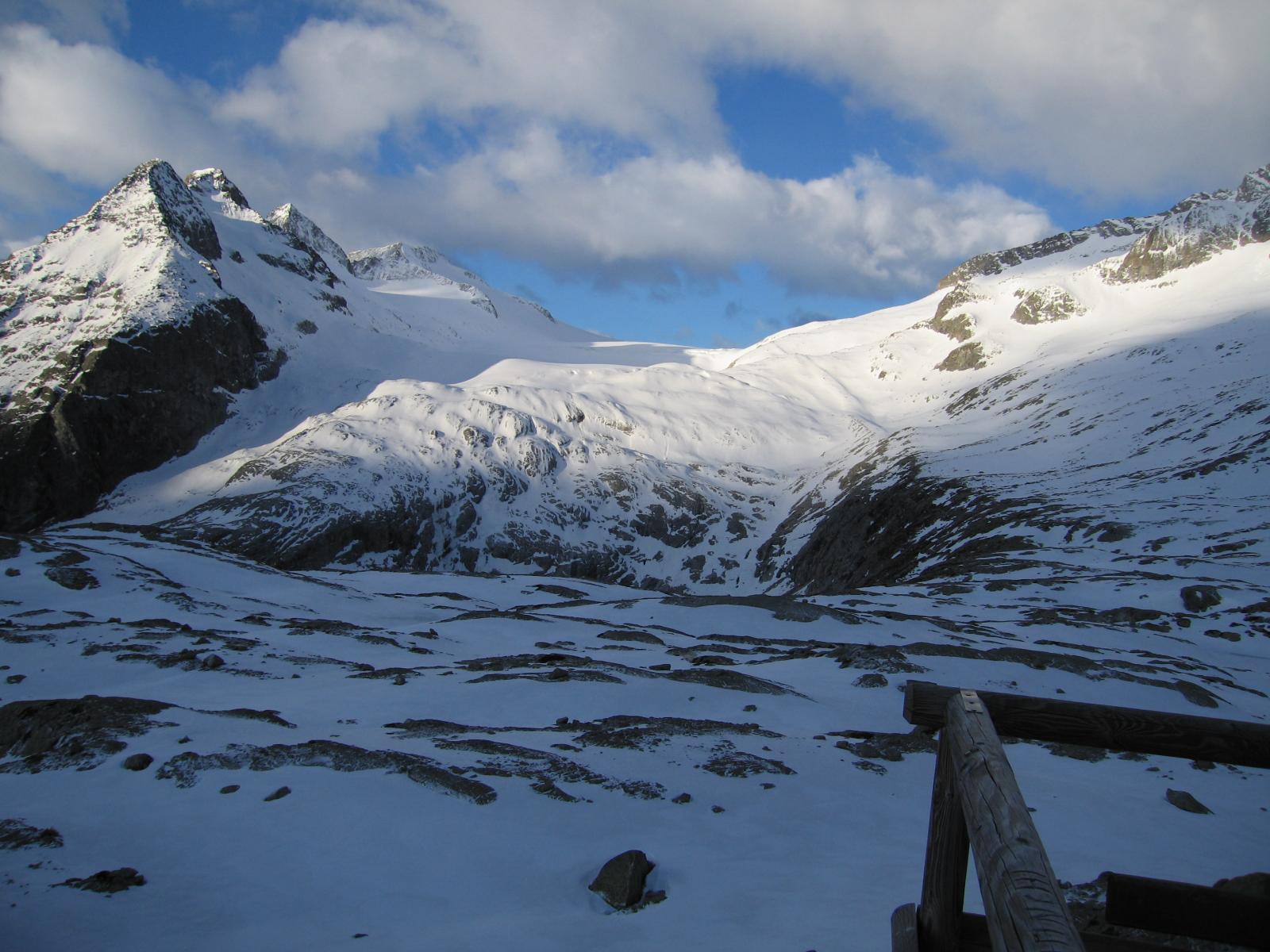 al mattino è evidente il percorso per raggiungere il ghiacciaio