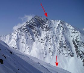 Il versante est-nord est con il canale-parete NE (frecce). La foto è carpita al mitico Lionel Tassan, spero mi perdonerà...