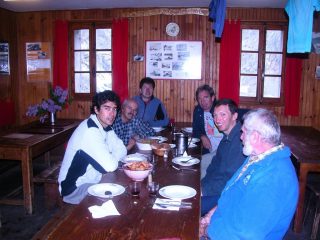 pochi clienti oggi per il Refuge de Nice...eravamo tutti qui ! (21-5-2005)