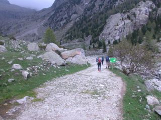 il primo tratto del vallone che porta al Refuge de Nice (21-5-2005)