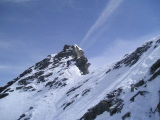 in cresta, a pochi metri dalla vetta