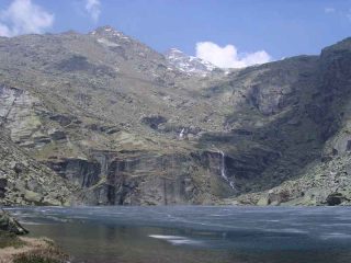 Il Lago Nero (2056mt) in avanzata fase di disgelo, sormontato dall'imponente bastionata