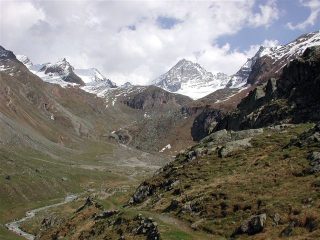 Il vallone visto dalle alpi en bas.