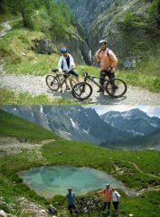 un laghetto blu completo di pesci a 1/3 della discesa e le strepitose