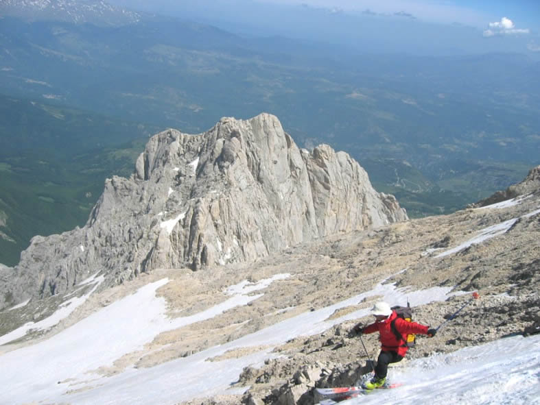 Abboccando il ripido versante N.O. disseminato di roccette in fronte al Corno Piccolo