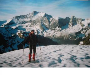 Michele sale alla Sommet de Bellecote con dietro la nord della Gran Casse.