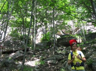 Il sentiero con sullo sfondo la palestra di roccia