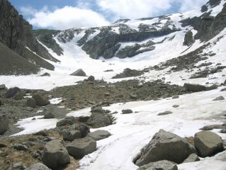 dall'uscita dalla comba, il Corvo col canale di salita a sinistra e di discesa a destra