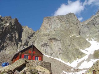 Il Rifugio Bozano con il Corno Stella