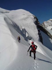 paolo e federico in cresta con la vetta sullo sfondo