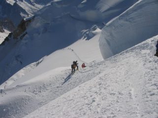 Il traverso (fot. in discesa) sotta la seraccata alta che porta ai pendii (parete, ancora in ombra) della discesa