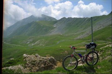 Il sentiero che da Valcavera va verso il colle del serour