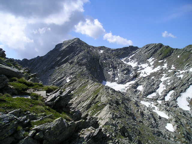 la cresta che porta alla cima delle chiose sulla dx il lago giassetto