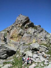 affollamento domenicale all'attacco della ferrata