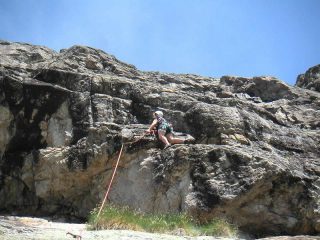 Giacomo sullo strapiombo del tiro di 5c