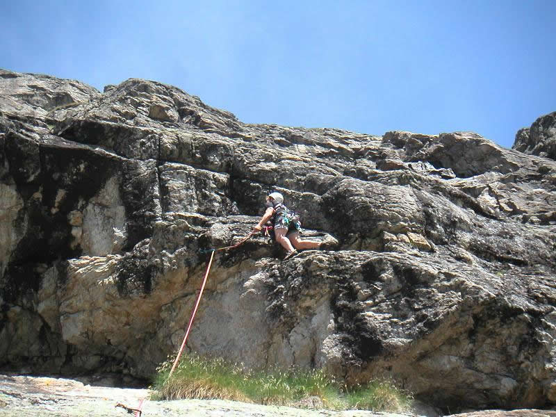 Giacomo sullo strapiombo del tiro di 5c