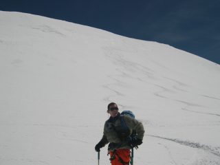 Giò posa contento sotto il versante S della Parrot ; alle sue spalle i disegni sulla polverina .