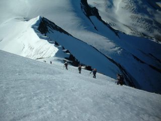 Il ripido pendio finale con sullo sfondo la cresta di salita